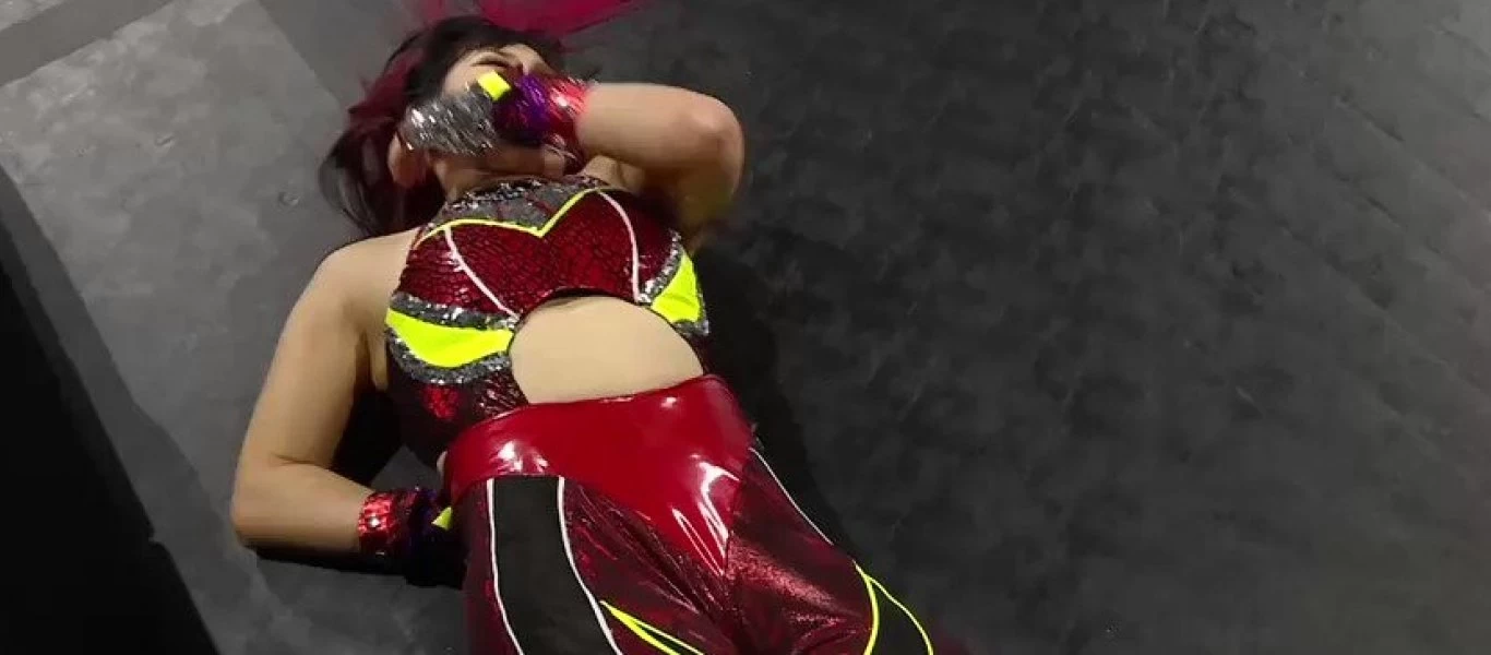 Πανικός σε γυναικείο αγώνα WWE - Παλαιστής πέταξε το τραπέζι των παρουσιαστών (βίντεο)